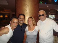 Juan Formell junto a su esposa Diana y el conocido salsero boricua Gilberto Santa Rosa