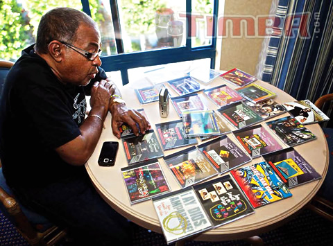 César Pupy Pedroso explicando su diversa discografía.