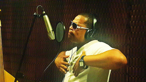 Angelito Ramirez grabando en el estudio