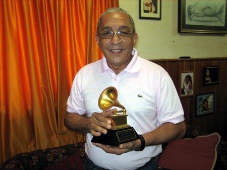 Juan Formell in 2008 with the Grammy for Llegó Van Van